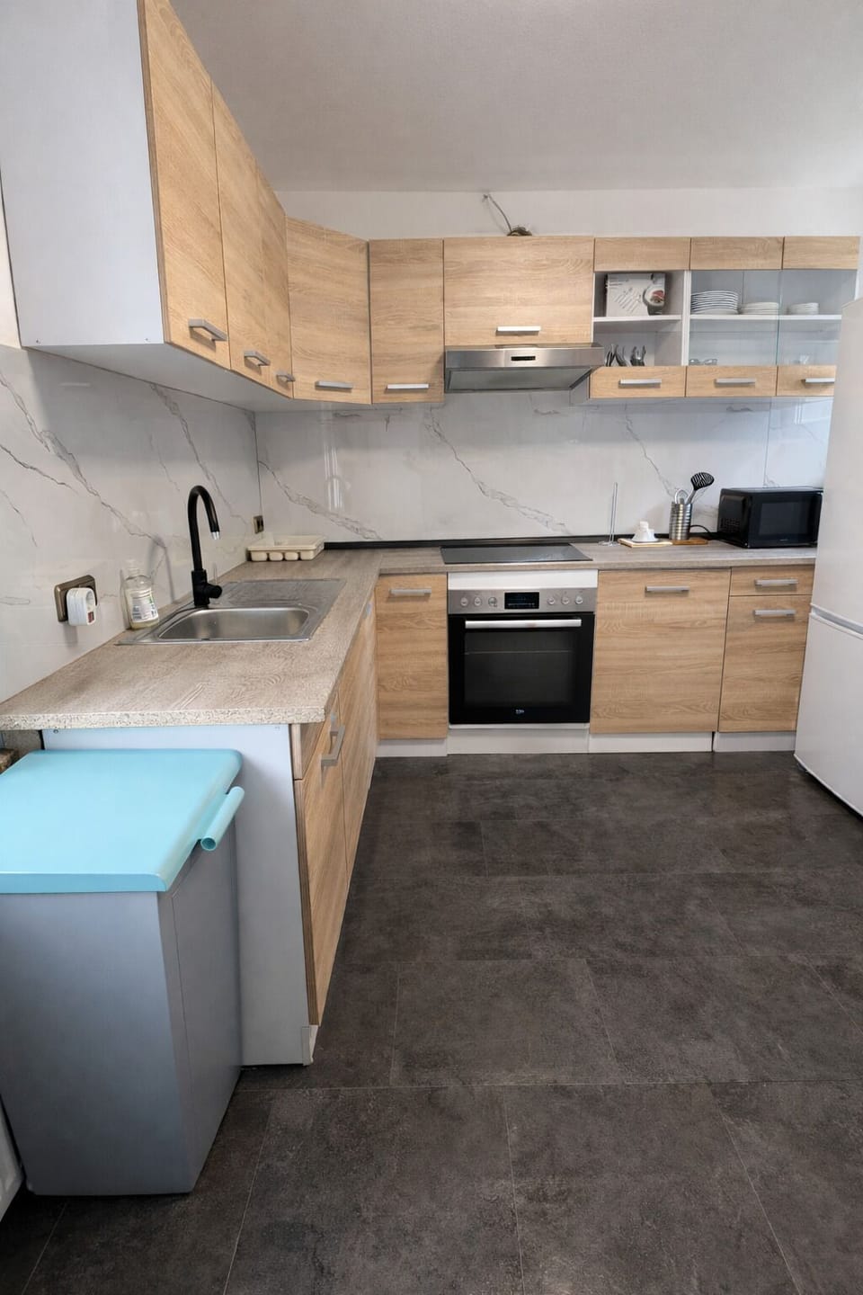 Basic Twin Room | Private kitchen | Fridge, microwave, oven, stovetop