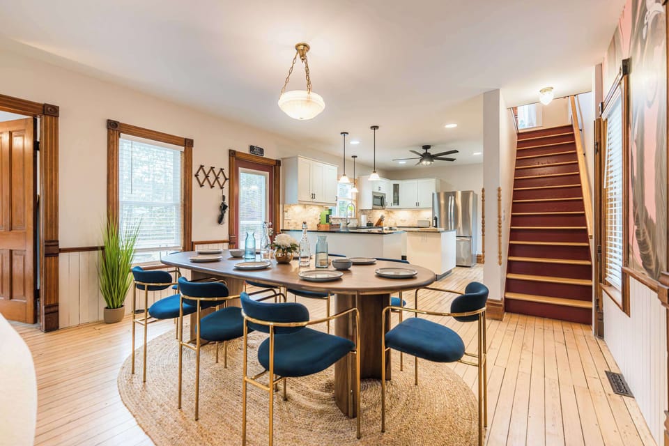 Bright open-plan dining area with seating for the whole group, seamlessly connected to the fully equipped kitchen and staircase access to the upper level. ✨🍽️