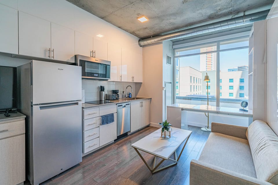 Deluxe Studio, City View | Private kitchen | Full-size fridge, microwave, stovetop, dishwasher
