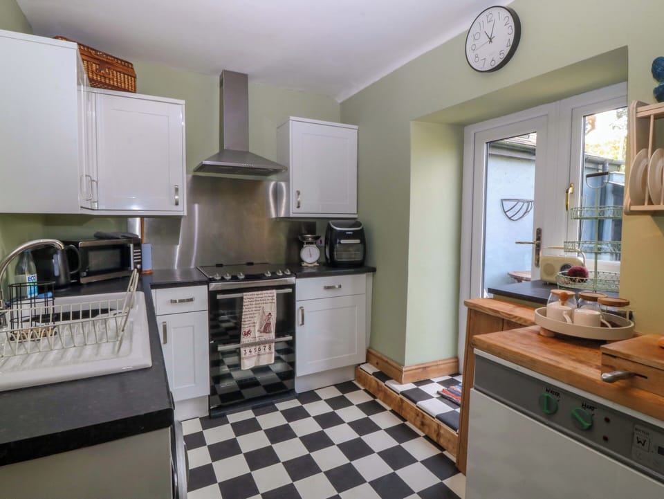 Cottage | Private kitchen | Cookware/dishes/utensils