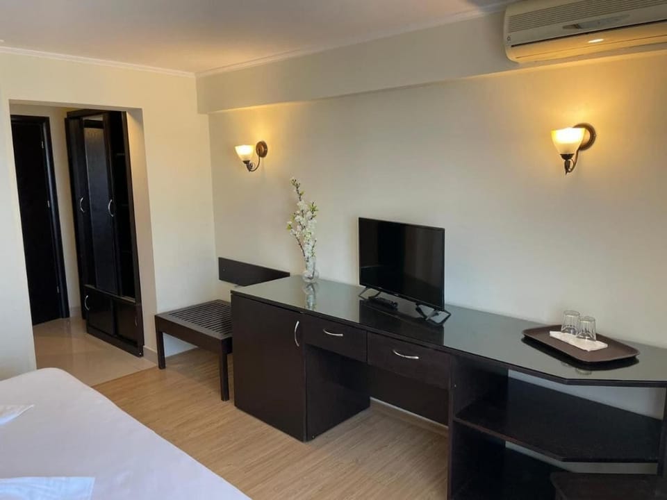 Junior Double Room, Sea View | Desk, free WiFi