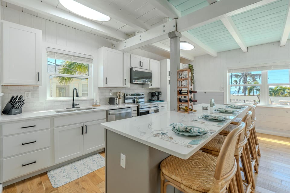 House, Multiple Beds (Palmetto Breeze) | Private kitchen