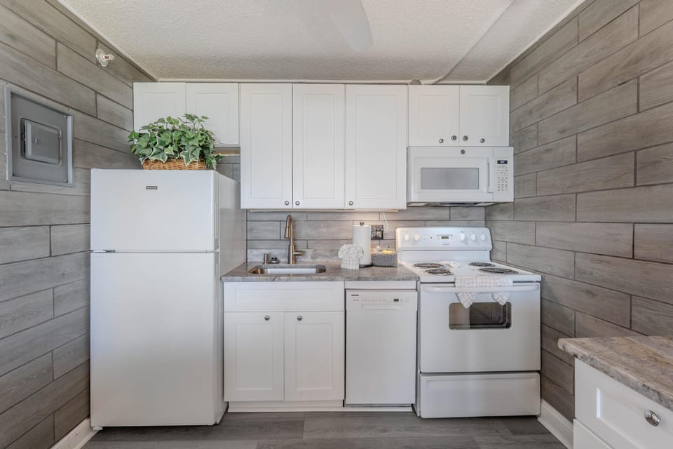 Condo, 1 Queen Bed (Lovers Key Beach Club #606) | Private kitchen