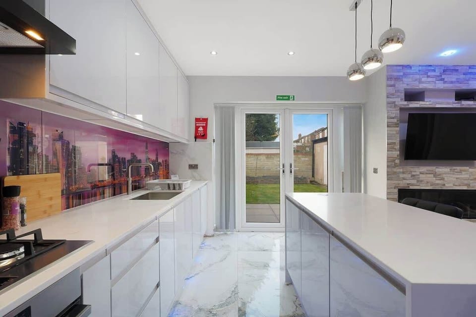 Fully equipped kitchen with everything you need, including a washer/dryer and dishwasher, for easy self-catering during your stay.