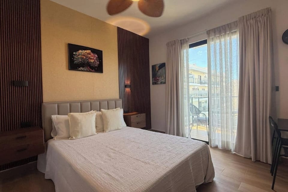 Bedroom (1 Queen Bed)