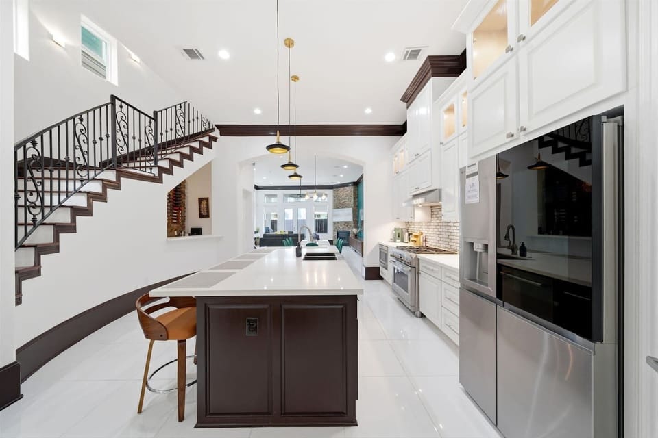 This gorgeous kitchen features a refrigerator that crafts both classic cubes and crystal-clear cocktail ice—because even the smallest details here are done beautifully.