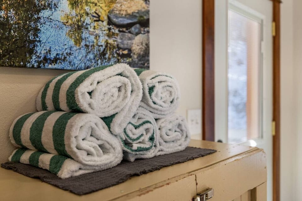Thoughtfully prepared guest amenities include freshly rolled towels accented with green for a warm, welcoming feel.