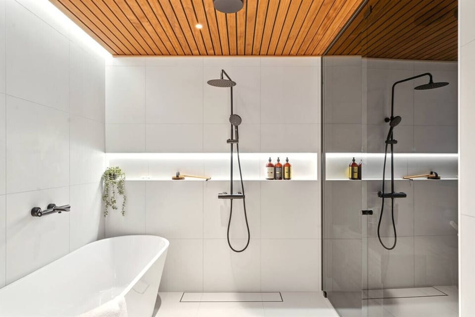 Bathroom 2: Spa area