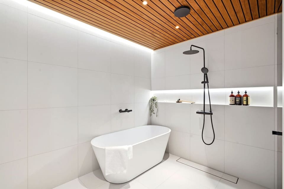 Bathroom 2: Spa area