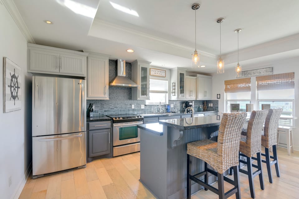Kitchen & Dining Area