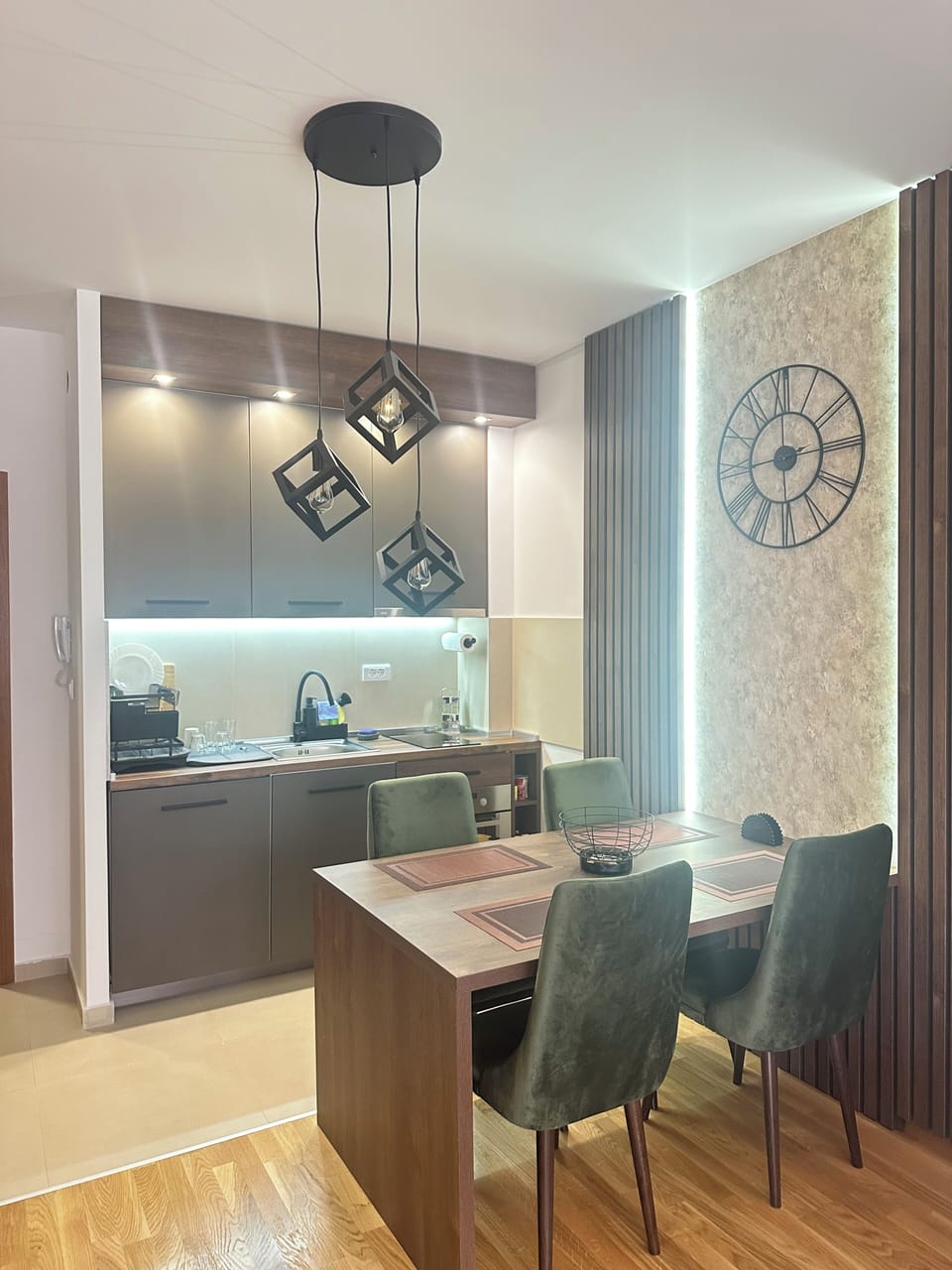 Deluxe Apartment, Balcony, Mountain View | Dining