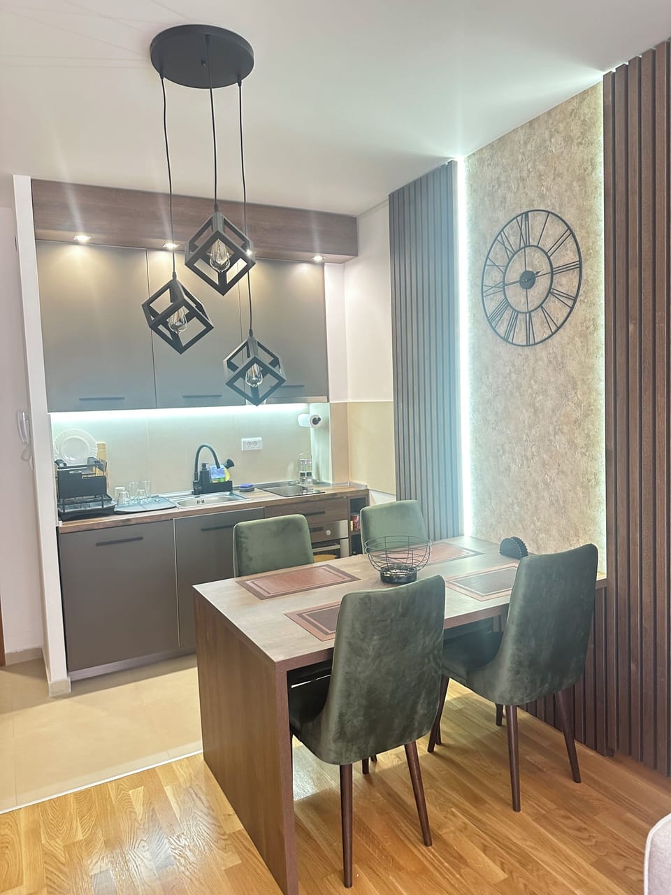 Deluxe Apartment, Balcony, Mountain View | Dining