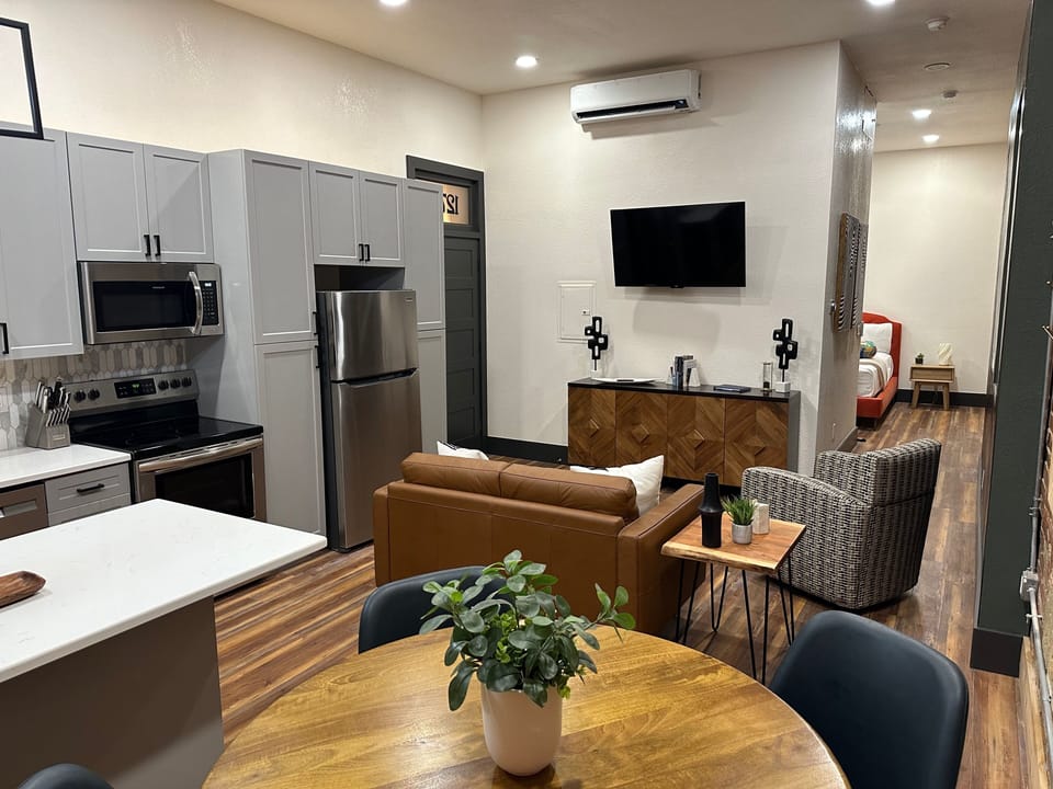 Premier Suite, 1 King Bed | In-room dining