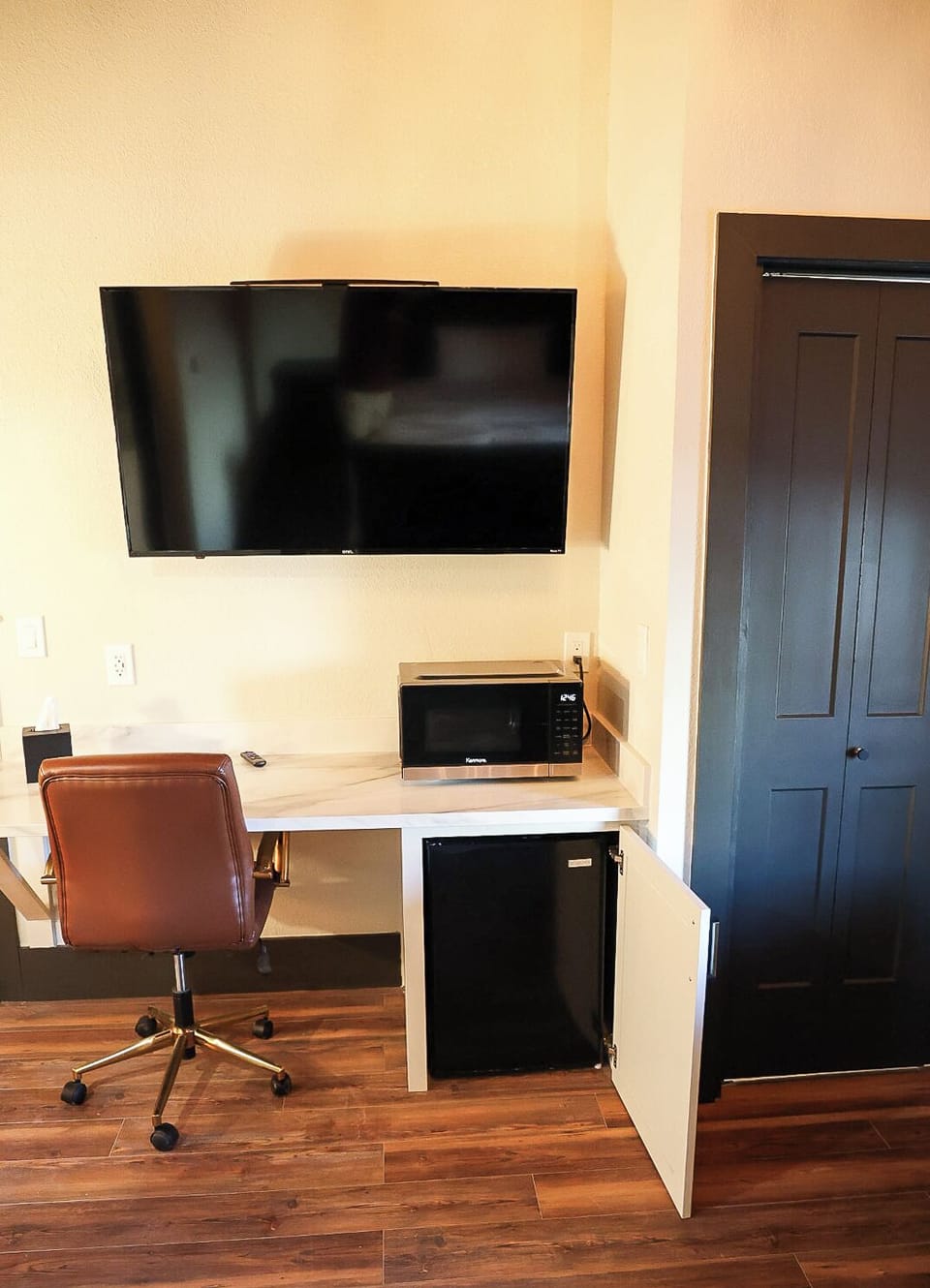 Deluxe Queen - ADA Accessible | Living area | 50-inch Smart TV with digital channels