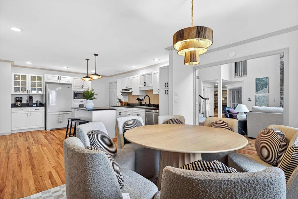 Create lasting memories in this spacious, open-concept kitchen and dining area, perfectly designed for preparing gourmet meals and enjoying lively conversations with family and friends in a bright, inviting atmosphere.