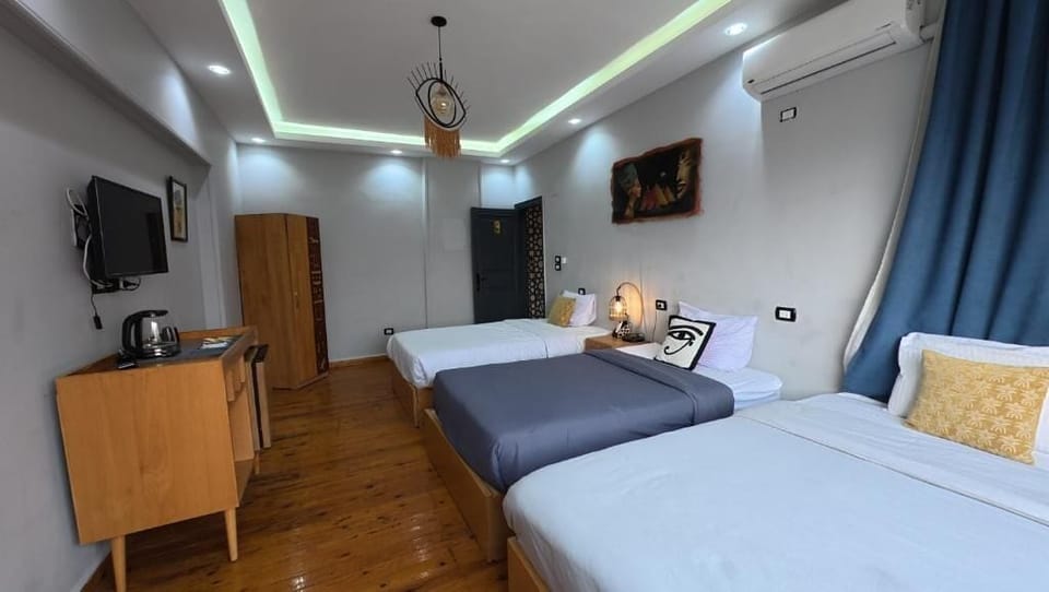 Deluxe Triple Room | Minibar, individually decorated, individually furnished, soundproofing