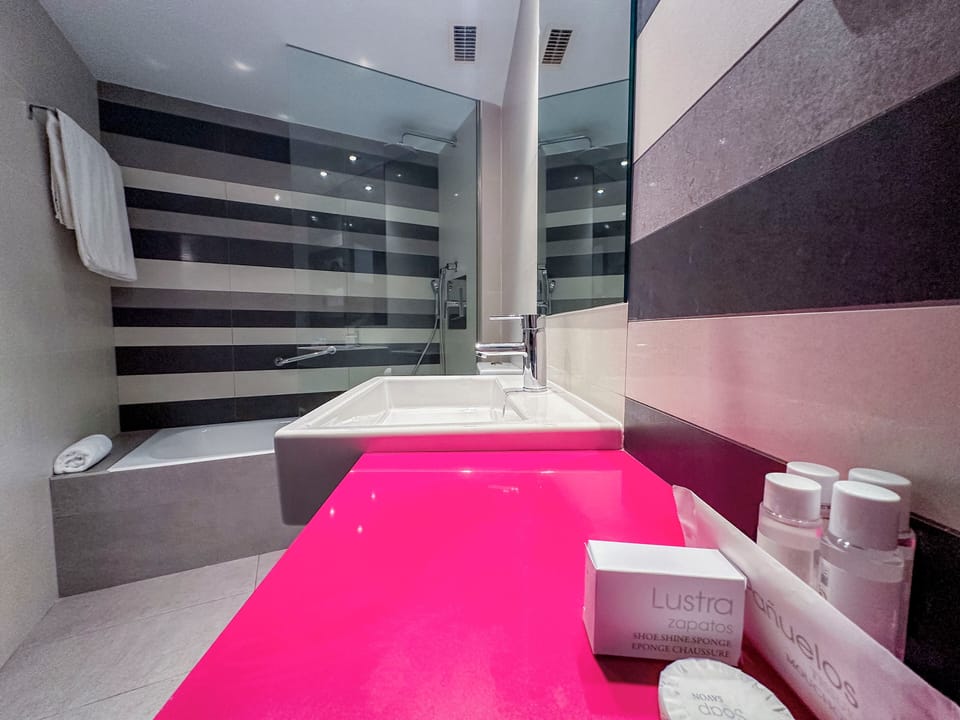 Superior Double Room (free access to Solarium) | Bathroom | Shower, rainfall showerhead, free toiletries, hair dryer