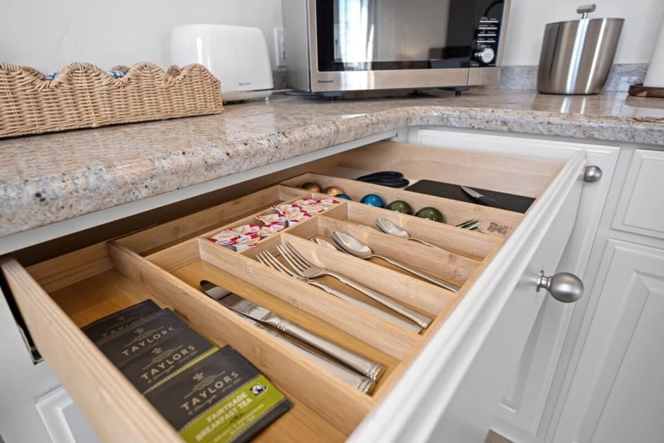 Coffee, tea, and basic cutleries provided.