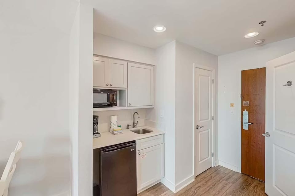 Condo, 1 King Bed with Sofa bed (Luau II 6834) | Private kitchen