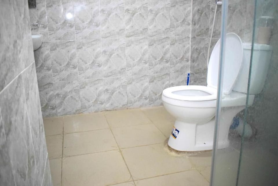 Shower, rainfall showerhead, free toiletries, towels