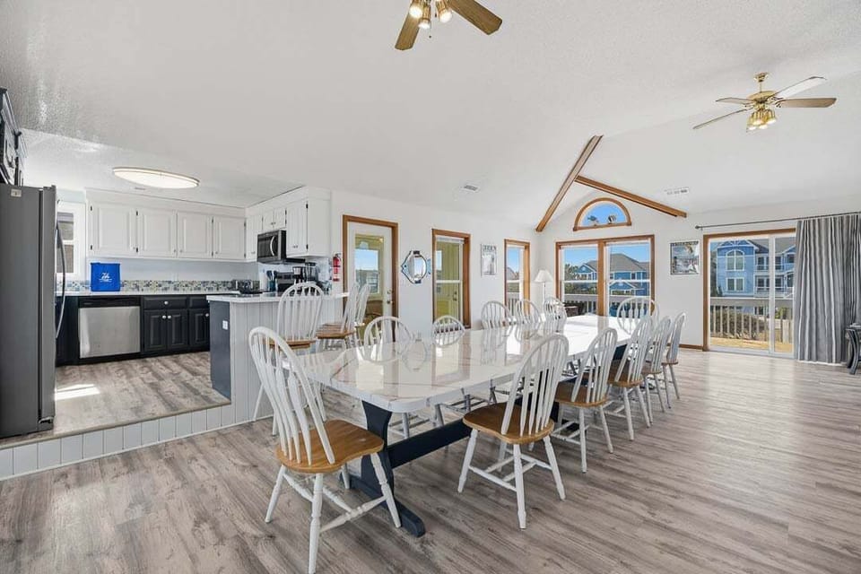 Top-Level Dining Area with Table (seats 12)