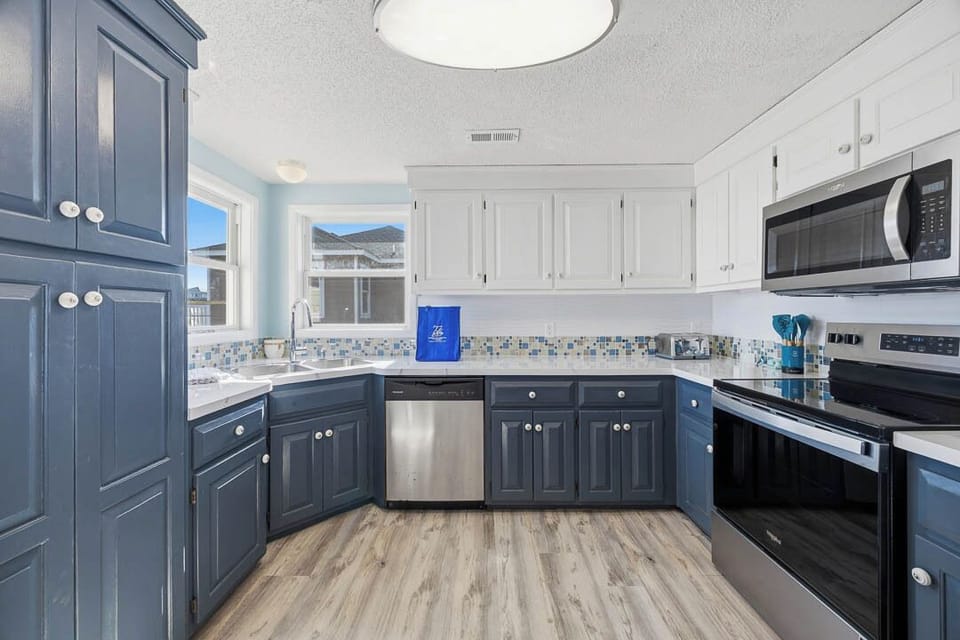 Top-Level Kitchen with Bar (seats 3)
