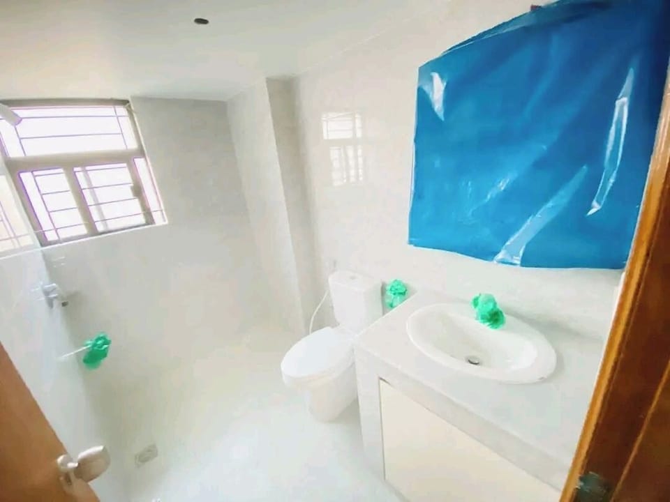 Signature Room | Bathroom | Shower, free toiletries, towels, soap