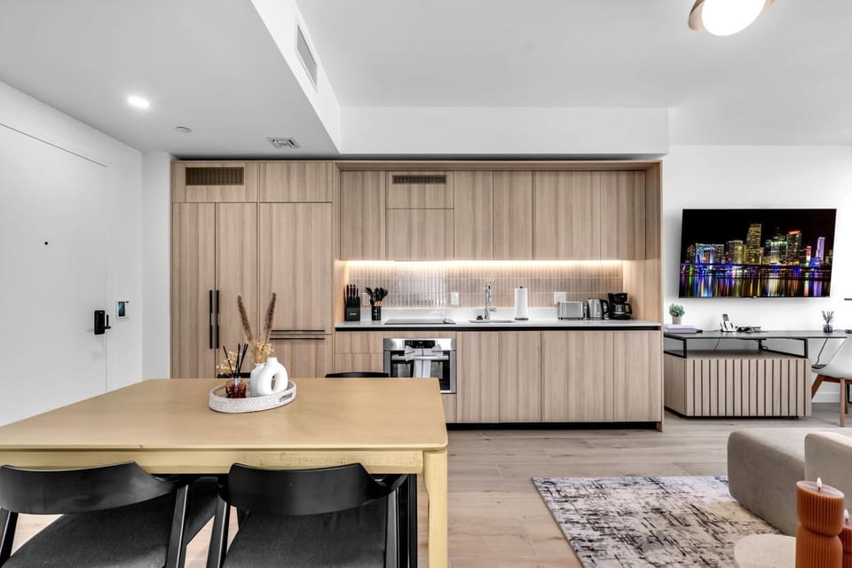 New Downtown 12th Floor  Walk Everywhere + Pool/Gym (8669)