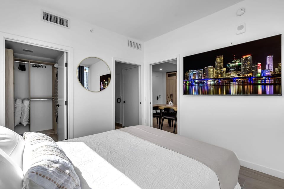 New Downtown 12th Floor  Walk Everywhere + Pool/Gym (8659)