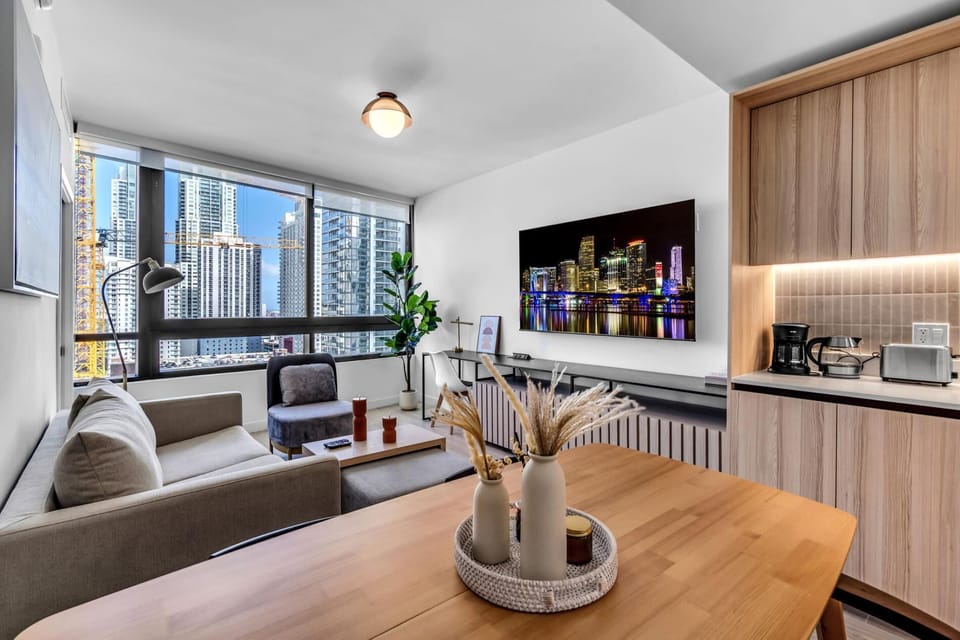 Brand New Downtown Condo on the 17th Floor w/ Free Parking (8926)