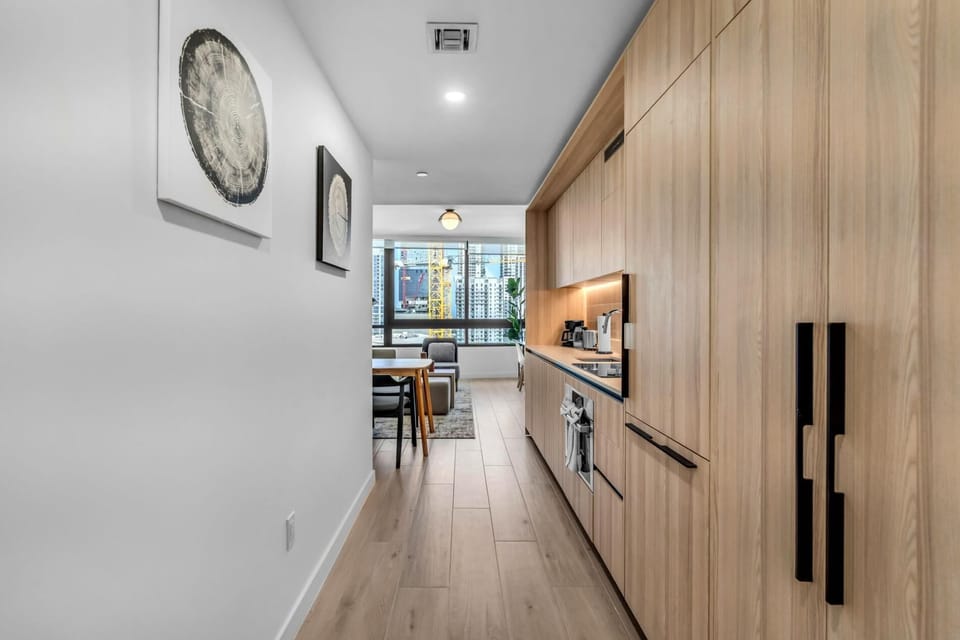 Brand New Downtown Condo on the 17th Floor w/ Free Parking (8929)