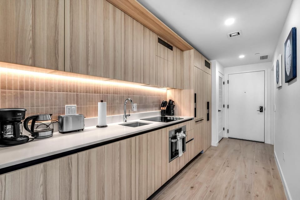 Brand New Downtown Condo on the 17th Floor w/ Free Parking (8927)