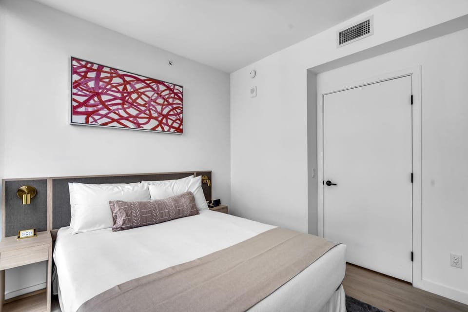 Brand New Downtown Condo on the 17th Floor w/ Free Parking (8930)