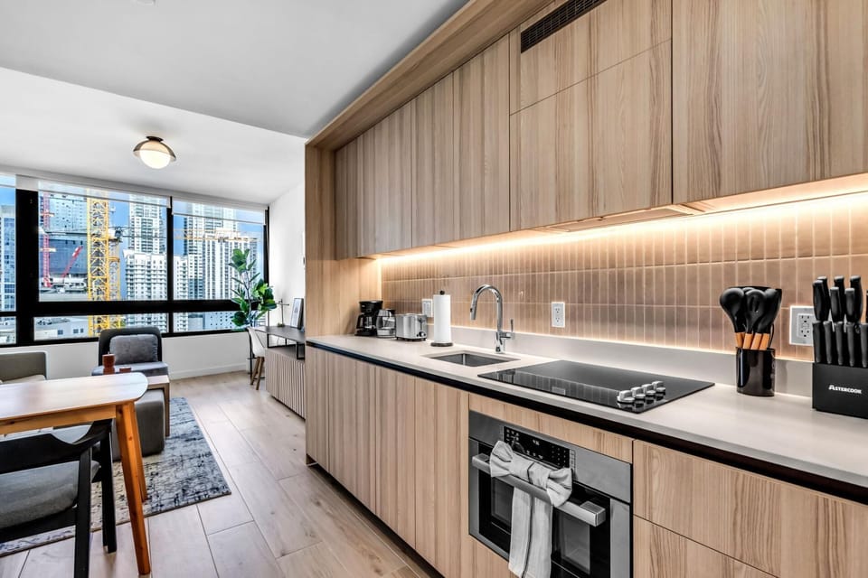 Brand New Downtown Condo on the 17th Floor w/ Free Parking (8933)