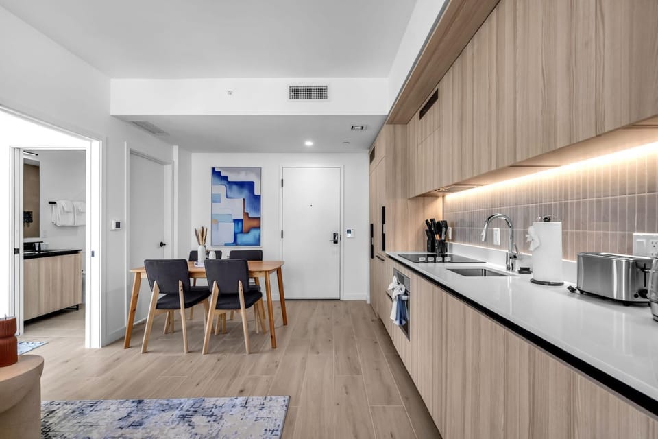 Downtown High-Floor Retreat- Full amenities (8905)