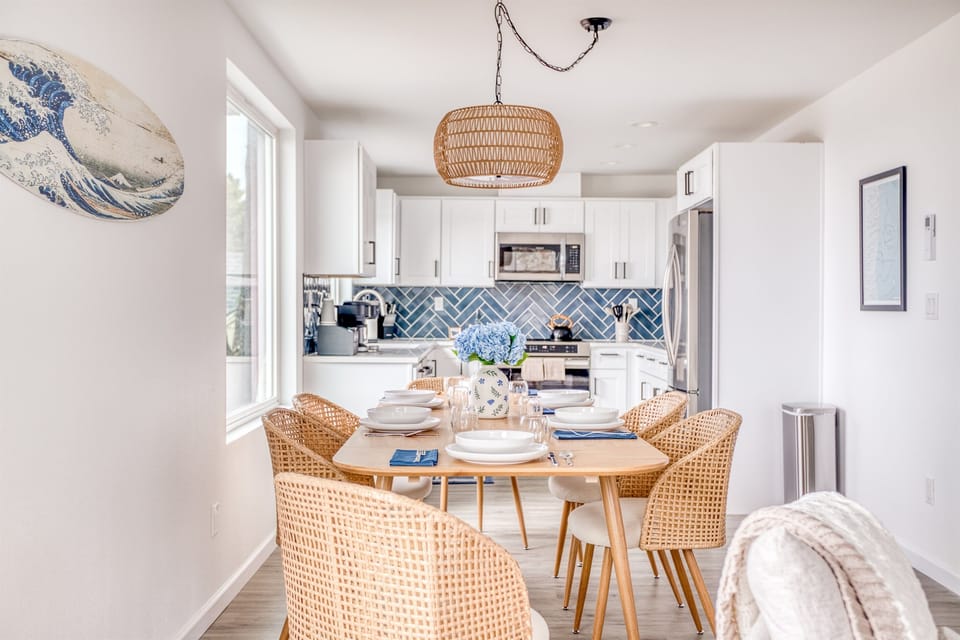 Dining Room: Enjoy meals with ocean views in this stylish, light-filled dining space!