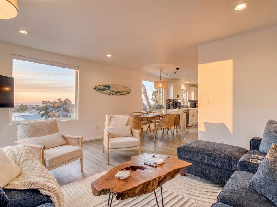 Coastal comfort meets ocean views in Lincoln City —relax, unwind, and enjoy a beautifully designed space just minutes from the beach. Book your stay today.