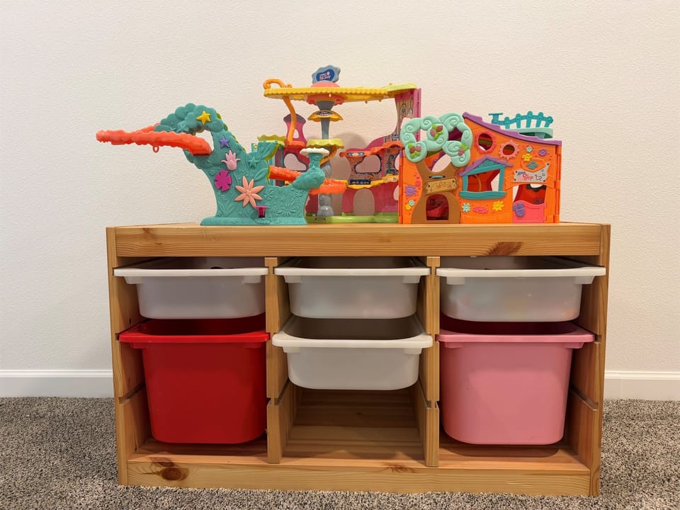 Kids’ Play Area: A vibrant space filled with fun toys, perfect for imaginative adventures!