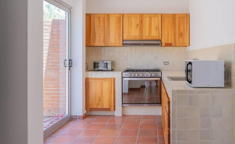 Kitchen equipped with everything you need to prepare a meal.