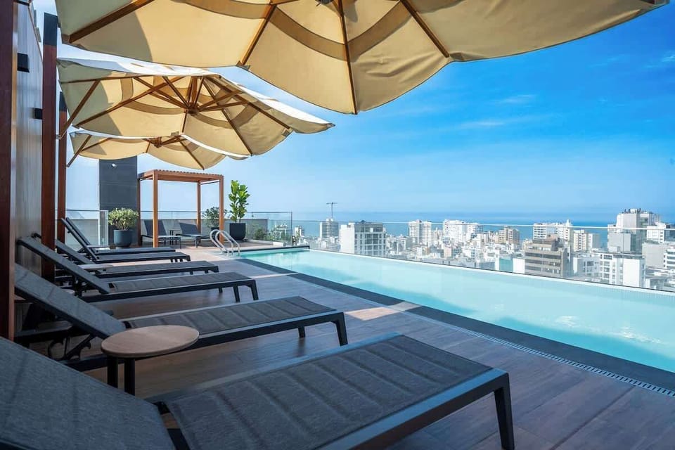 Vista exterior desde la piscina infinita con el océano Pacífico de fondo, brinda una sensación de amplitud y exclusividad desde lo mas alto de Miraflores. Experiencia de una ubicación privilegiada en el distrito más emblemático de Lima.