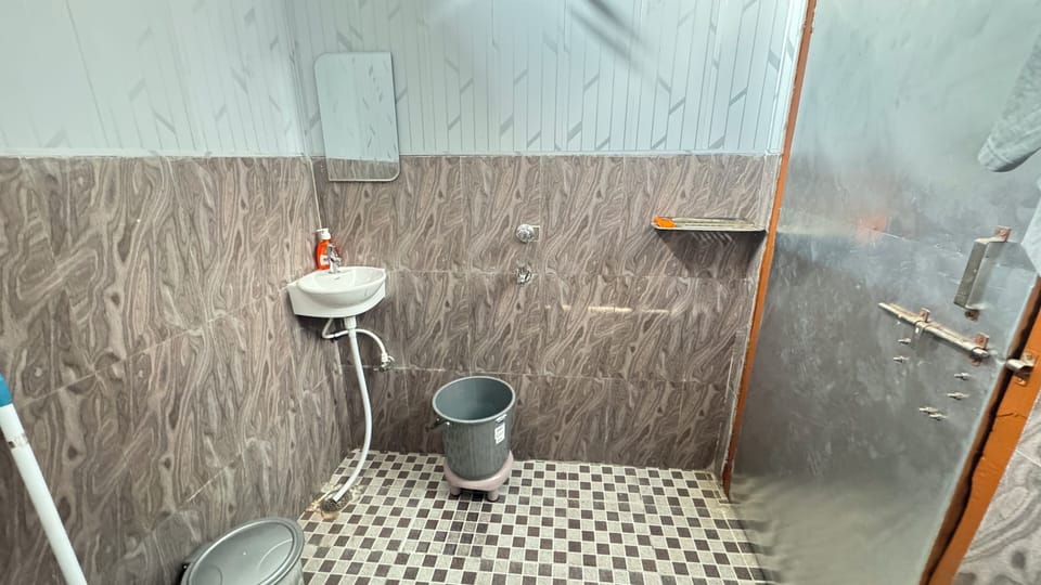 Deluxe Double Room | Bathroom | Shower, towels, soap, shampoo