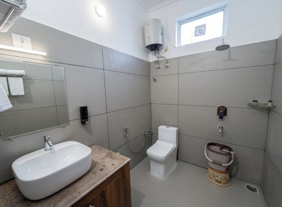 Deluxe Double Room, Valley View | Bathroom | Shower, free toiletries, towels, soap