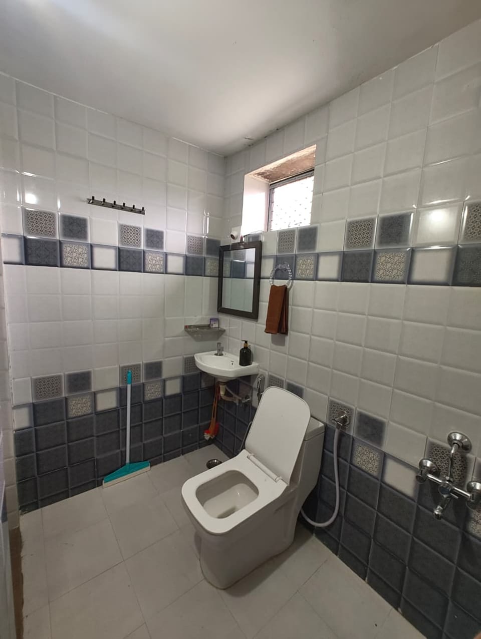 Superior Room | Bathroom | Free toiletries, towels, soap, shampoo
