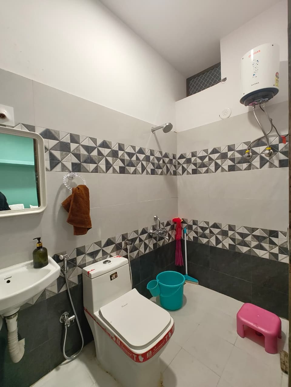 Premium Room | Bathroom | Free toiletries, towels, soap, shampoo