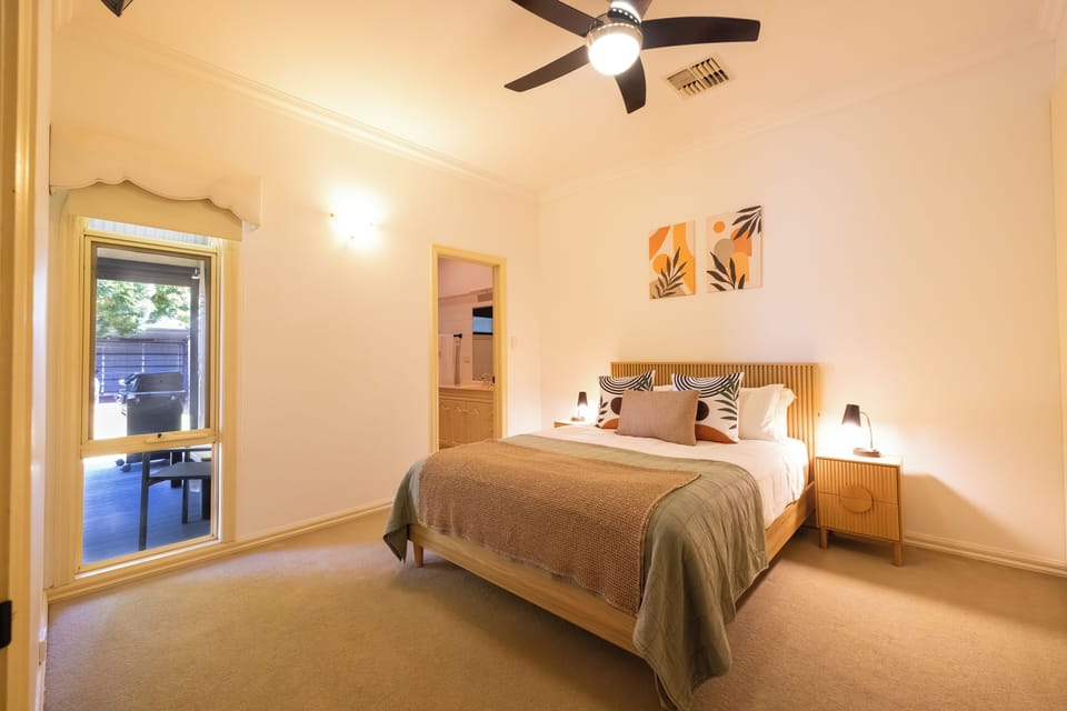 House | Premium bedding, blackout drapes, iron/ironing board, free WiFi
