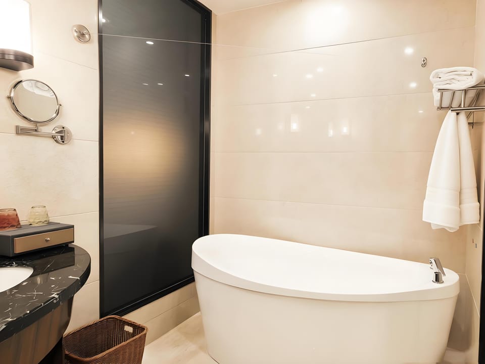 Superior Twin Room | Bathroom | Separate tub and shower, free toiletries, hair dryer, towels