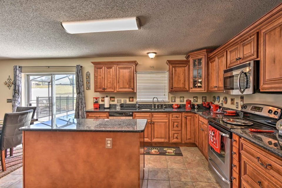 Family House, 5 Bedrooms, Lanai | Private kitchen | Toaster