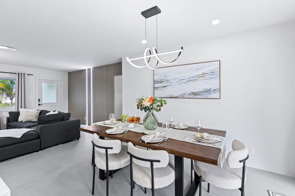 Dining area with easy access to the pool.