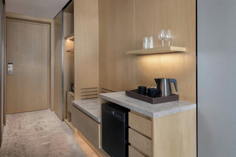 Deluxe Room, 1 King Bed, City View | Bar (on property)