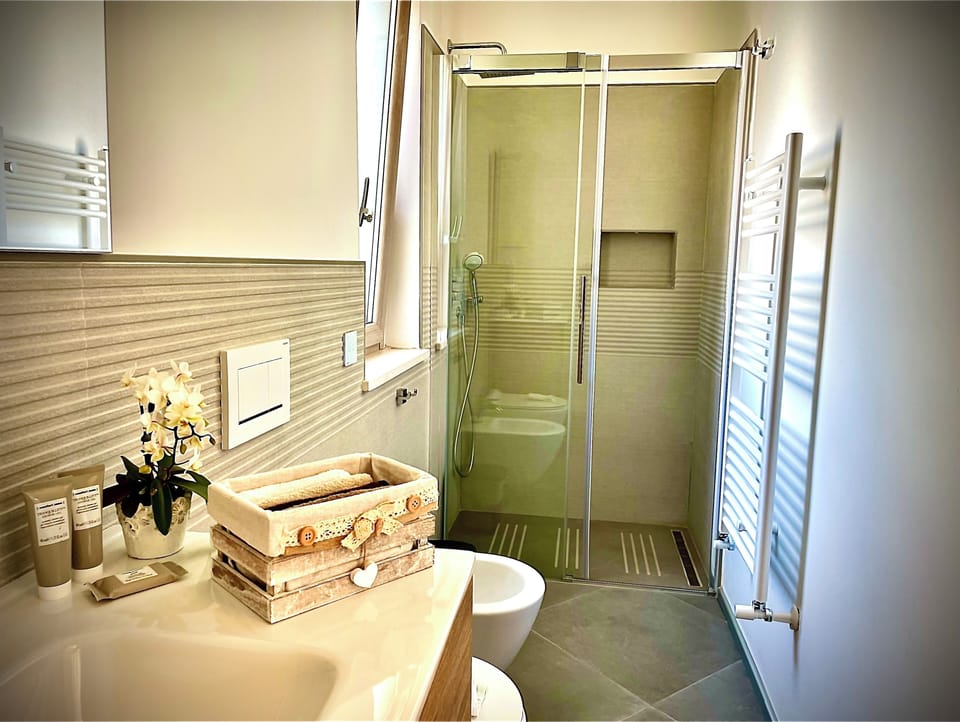 Comfort Double Room, Garden View | Bathroom | Shower, free toiletries, hair dryer, bidet